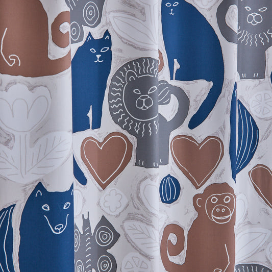 森の動物たちが集まって、愉快におしゃべりを楽しんでいるようなカーテン ブルーとブラウンのカジュアル柄