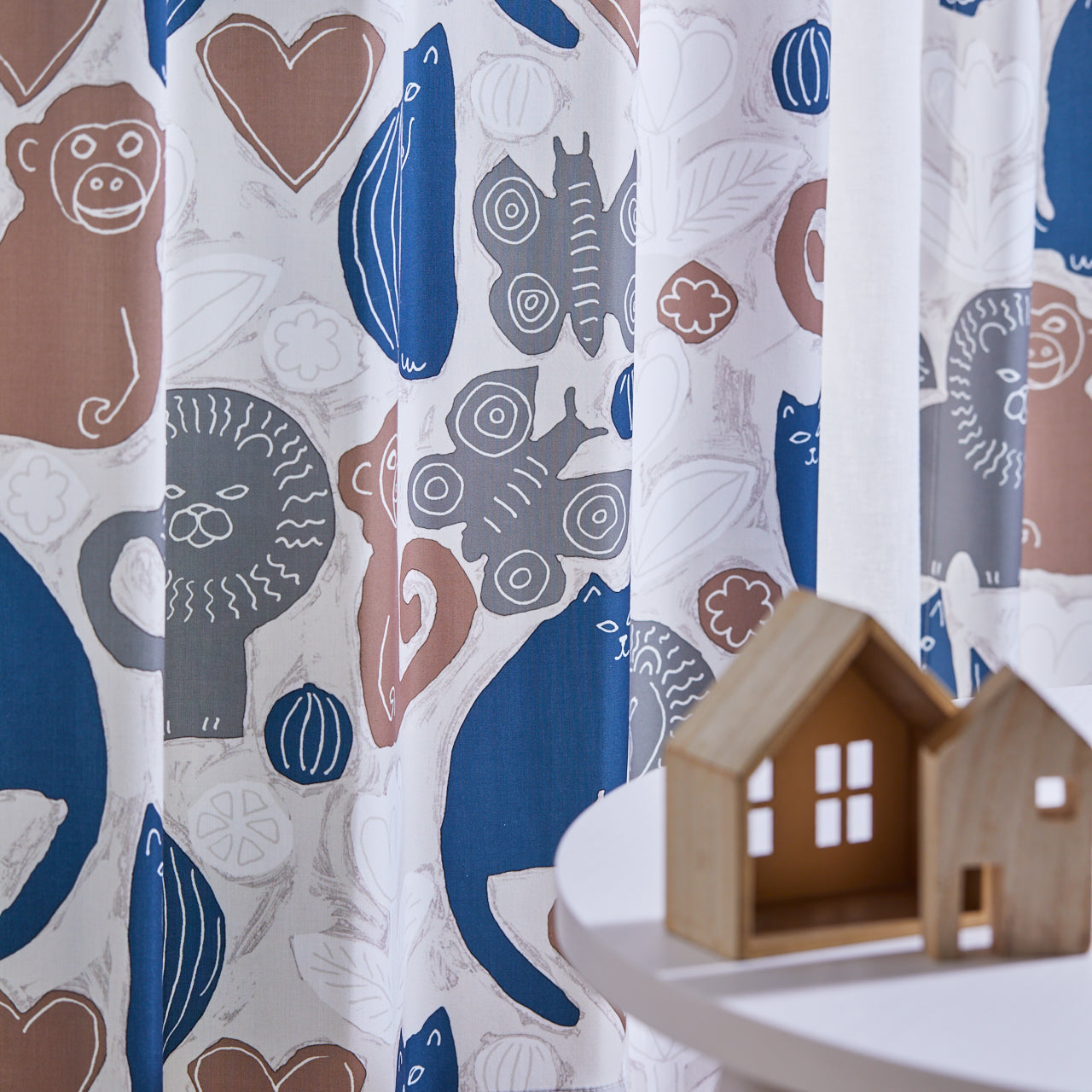 森の動物たちが集まって、愉快におしゃべりを楽しんでいるようなカーテン プリントのキッズカーテン