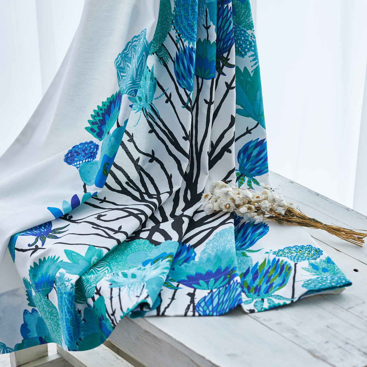 フィンランド語で5月1日の花を表す祝日をイメージした北欧カーテン 綿混のやさしい風合い