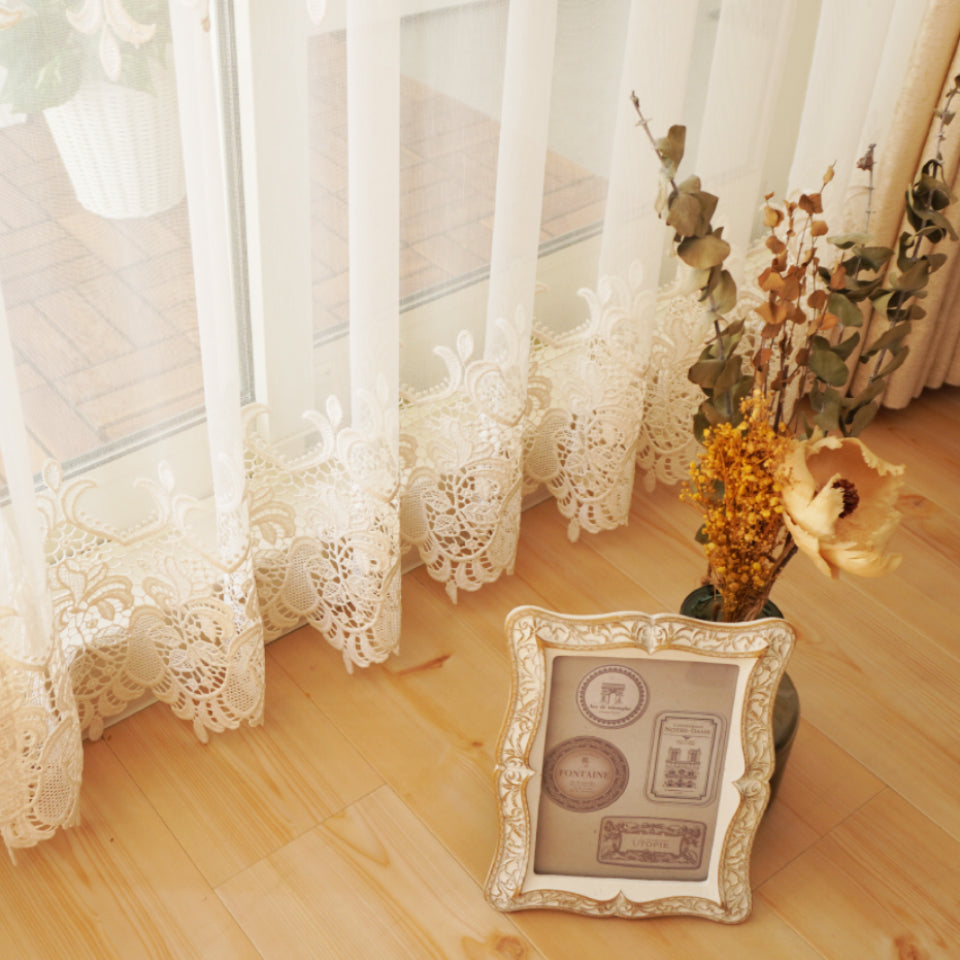 マクラメをあしらった刺繍レース  裾スカラップ刺繍