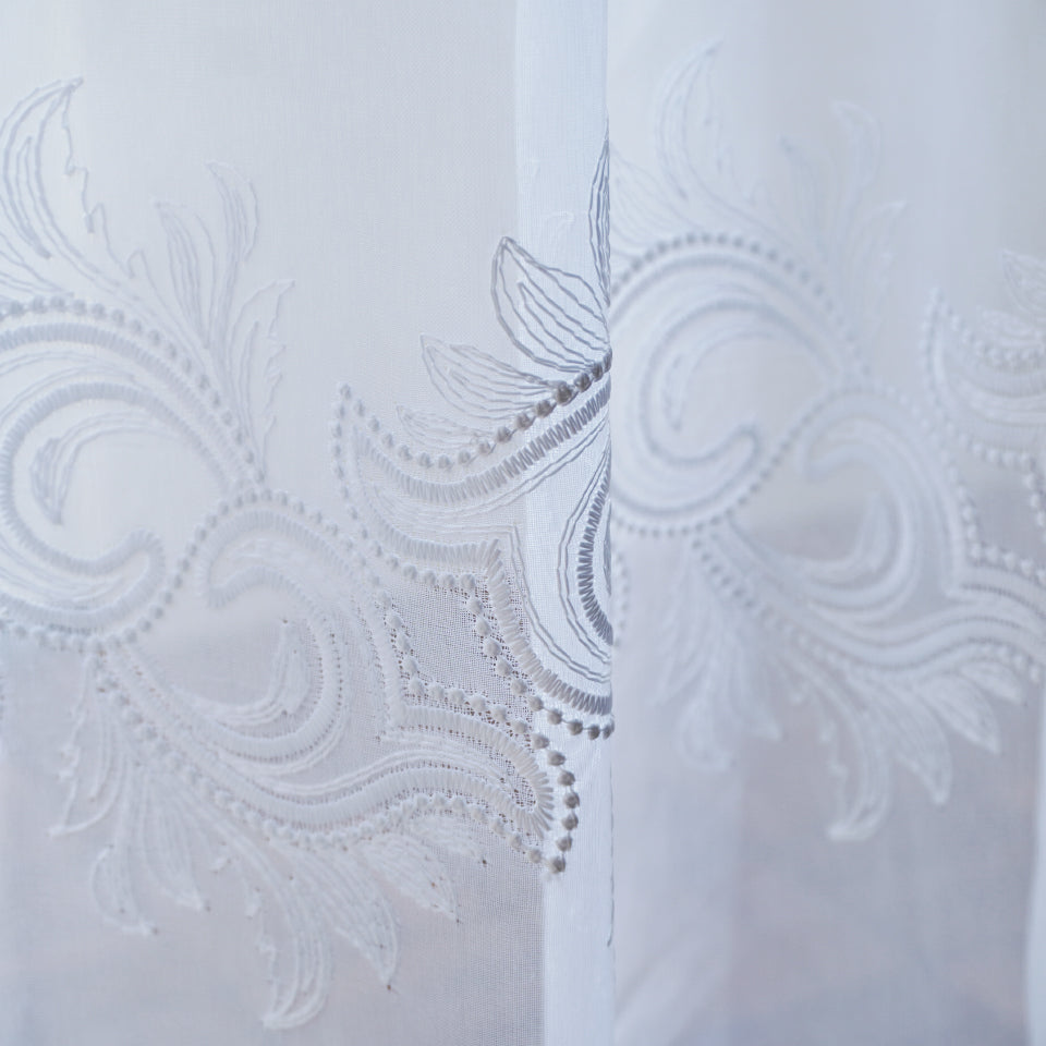 クラシカルで上品な刺繍のボイル生地のレース 唐草模様刺繍