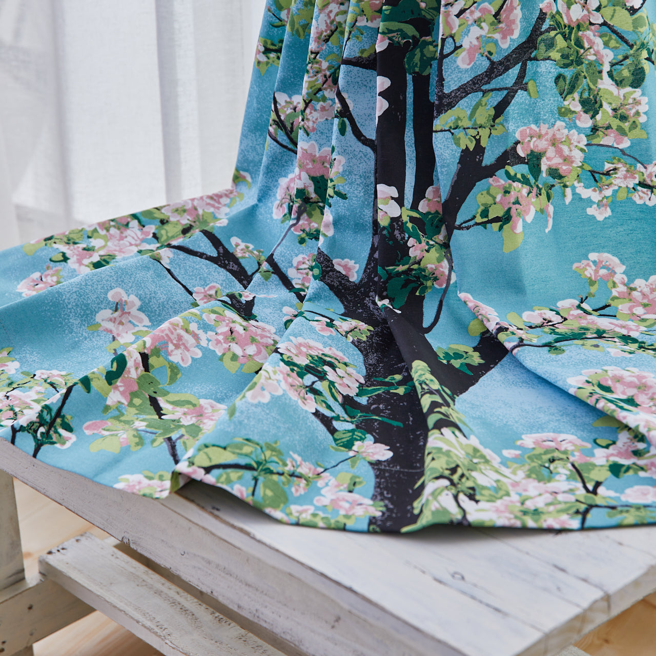 ターコイズブルー淡いピンクの桜が咲き誇る樹木のカーテン 綿混のやさしい風合い