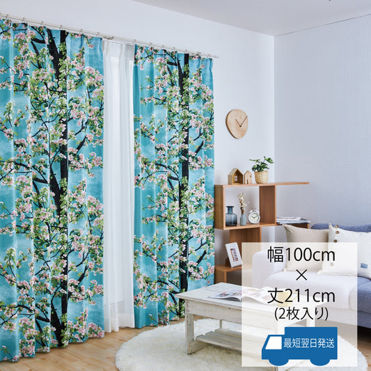 爽やかなターコイズブルーの空に、淡いピンクの桜が咲き誇る樹木を描いた、まるで絵画のような美しさを持つカーテン