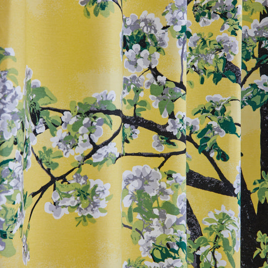 イエローに淡いピンクの桜が咲き誇る樹木のカーテン 北欧デザイン