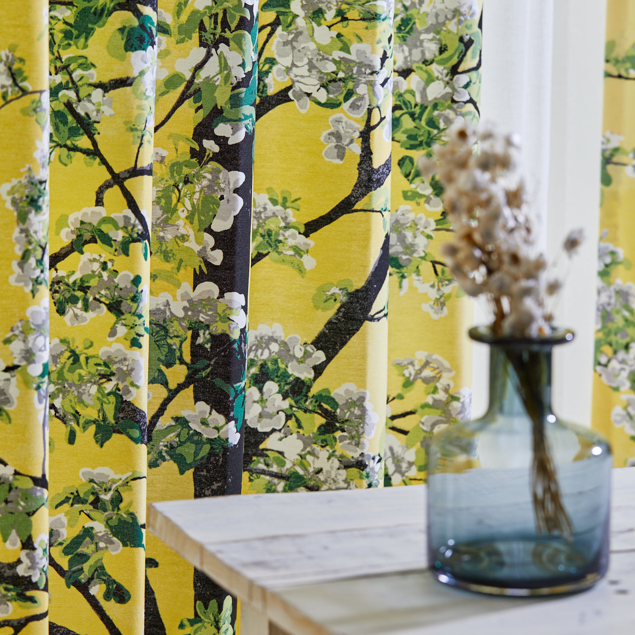 イエローに淡いピンクの桜が咲き誇る樹木のカーテン 