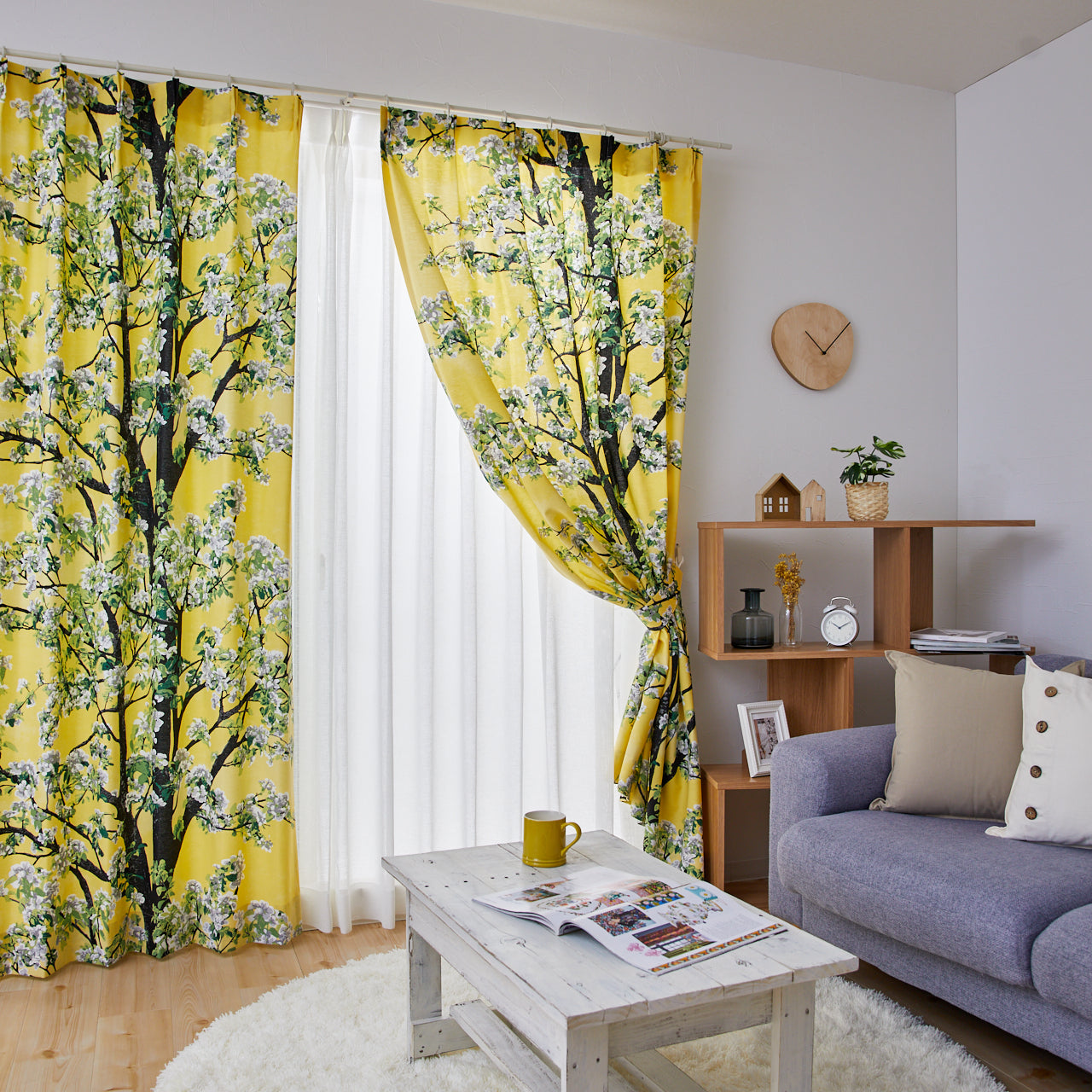 イエローに淡いピンクの桜が咲き誇る樹木のカーテン 北欧ナチュラルテイスト