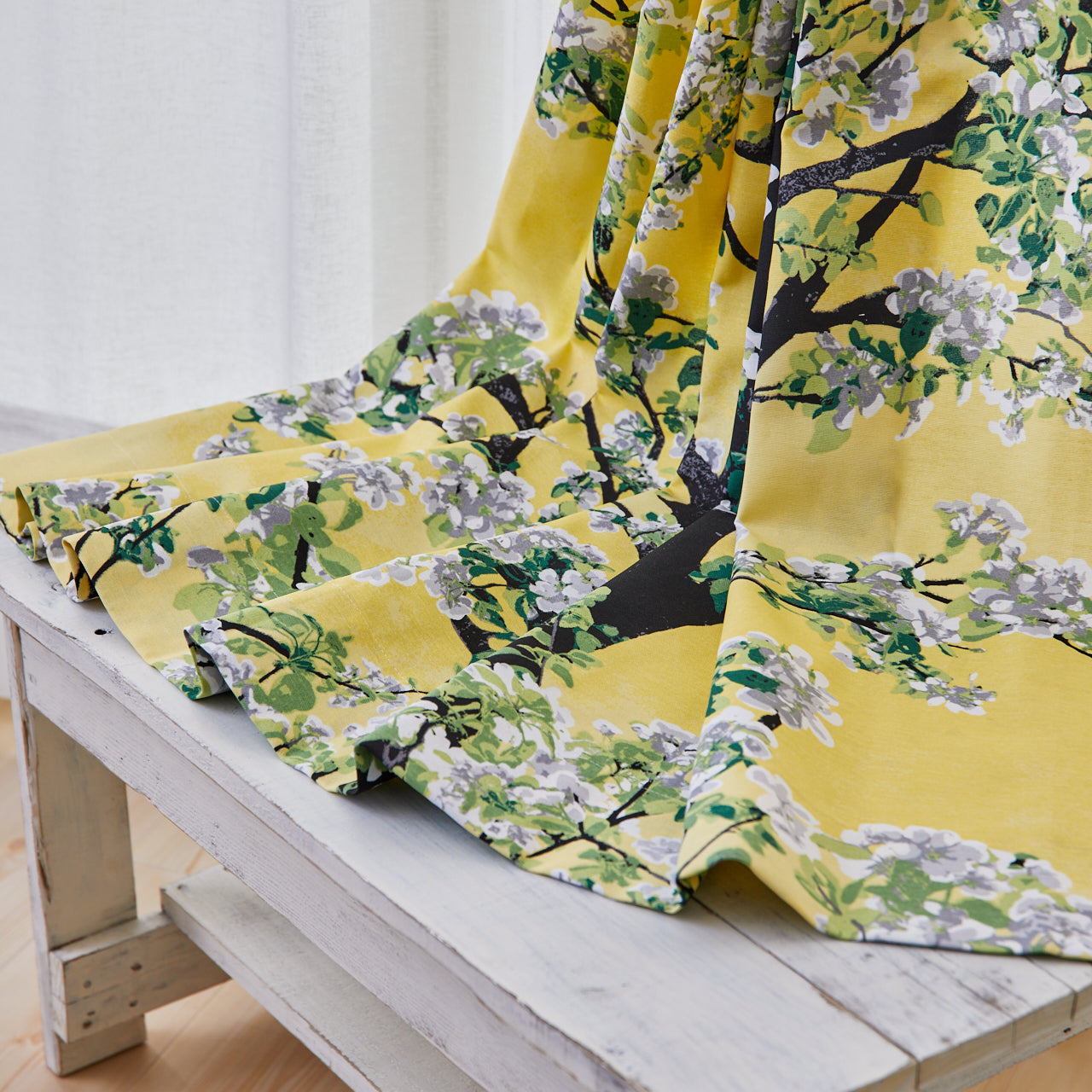 イエローに淡いピンクの桜が咲き誇る樹木のカーテン 綿混のやさしい風合い