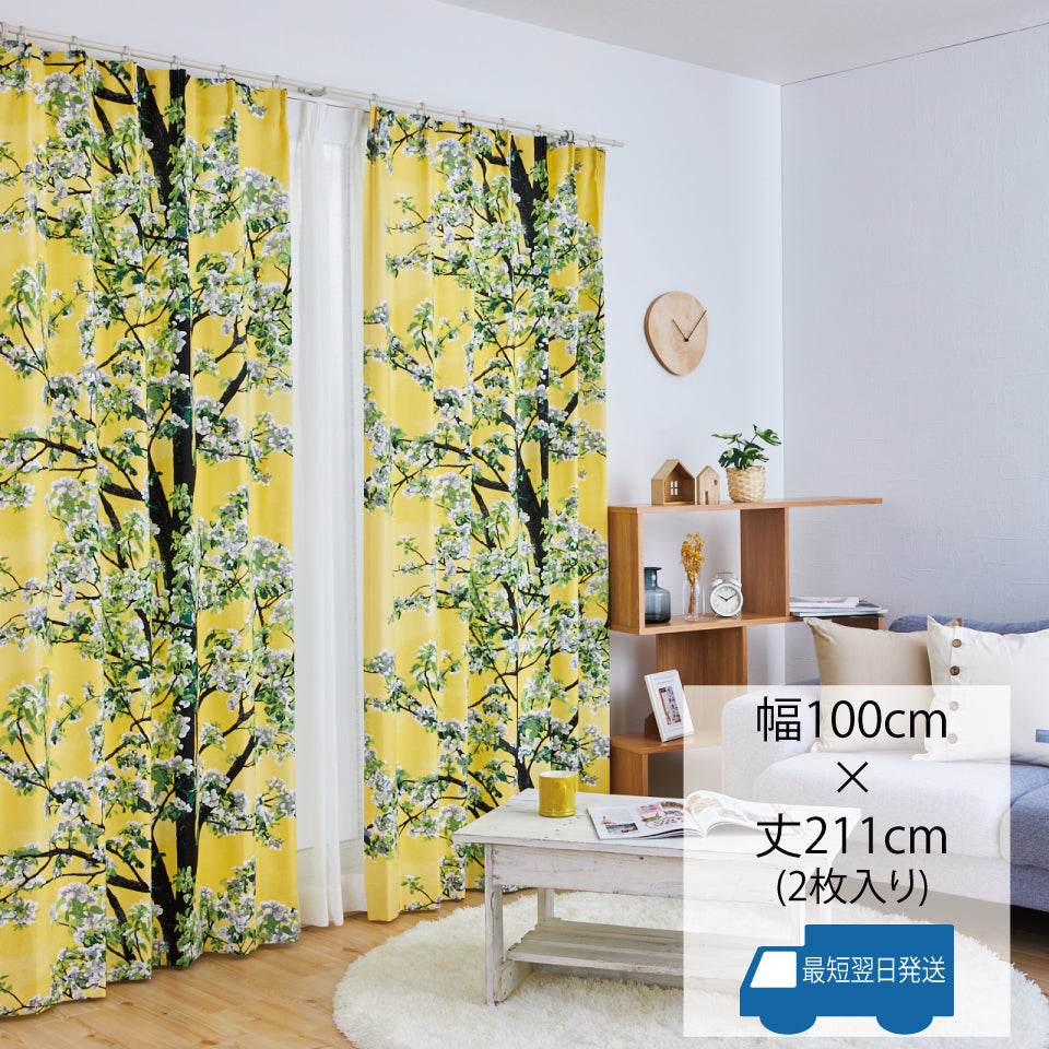 爽やかなイエローの空に、淡いピンクの桜が咲き誇る樹木を描いた、まるで絵画のような美しさを持つカーテン