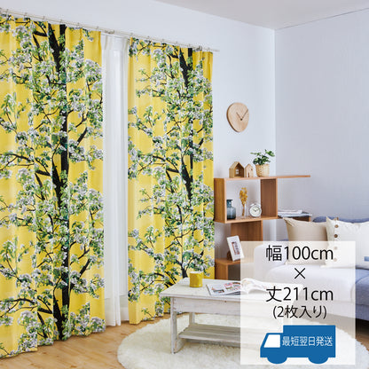 爽やかなイエローの空に、淡いピンクの桜が咲き誇る樹木を描いた、まるで絵画のような美しさを持つカーテン