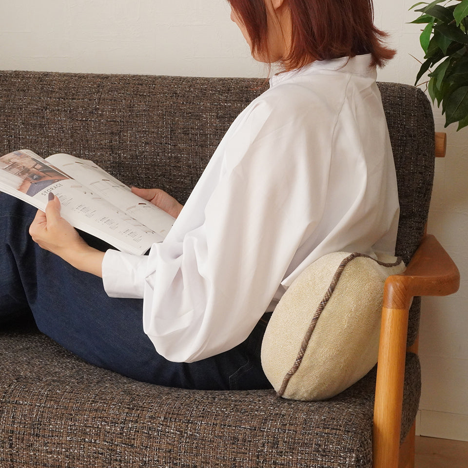 あったかやわらか起毛素材の杢調フレンネル生地 ｜モクシ― ごろ寝ピロー（アイボリー）背中置き使用例