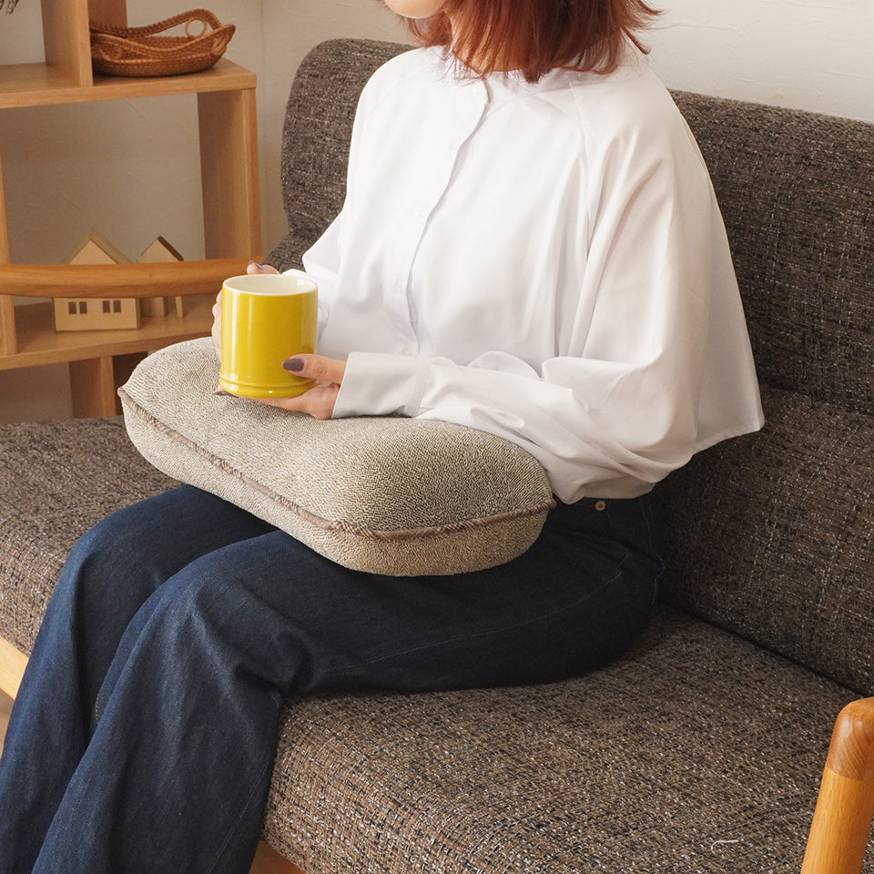 あったかやわらか起毛素材の杢調フレンネル生地 ｜モクシ― ごろ寝ピロー（アイボリー）肘置き使用例