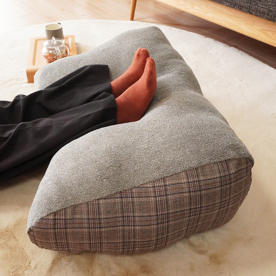 あったかやわらか起毛素材の杢調フレンネル生地 ｜モクシ― リラックスクッション（ブラウン）使用例