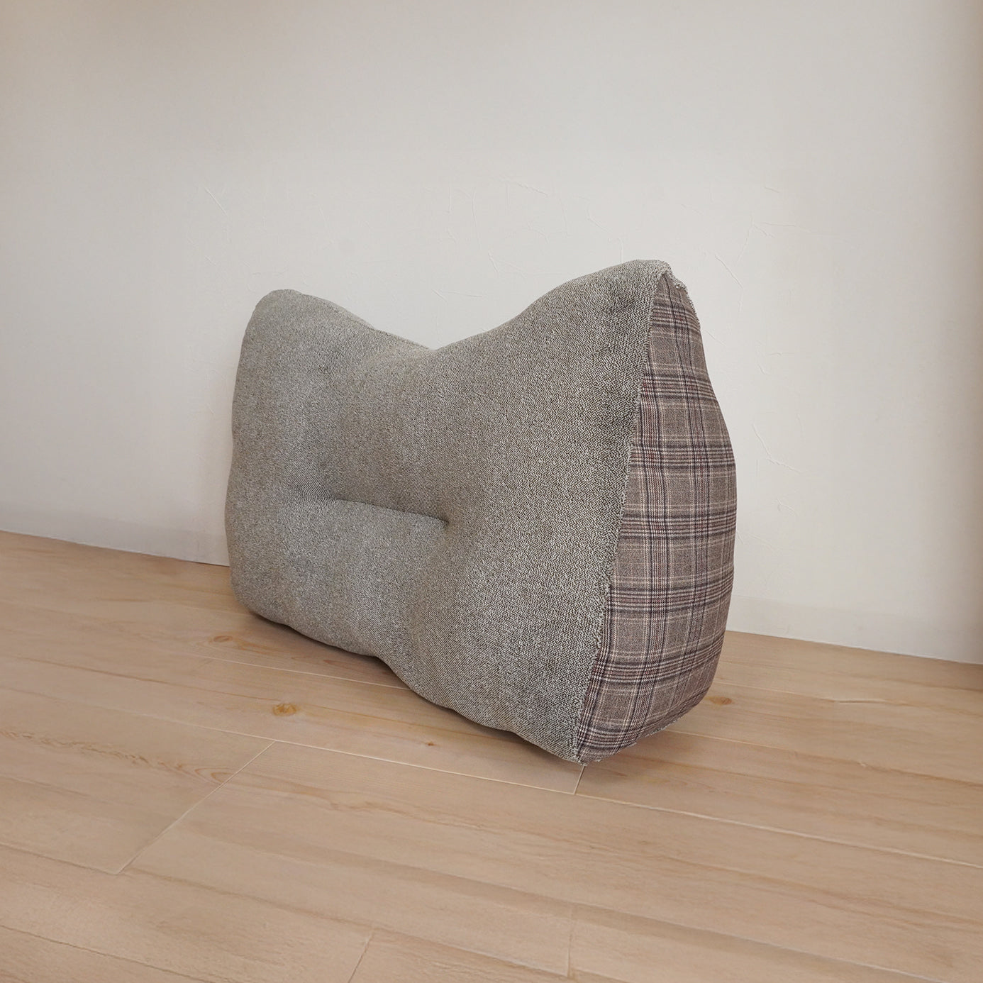 あったかやわらか起毛素材の杢調フレンネル生地 ｜モクシ― リラックスクッション（ブラウン）斜め横