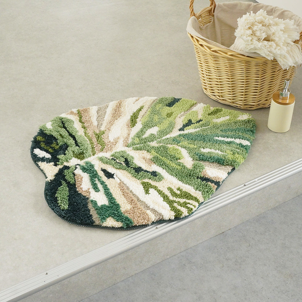 吸湿速乾で快適な踏み心地。立体的なリーフデザインがおしゃれ｜アクセントマット モンステラ　バスマット使用例