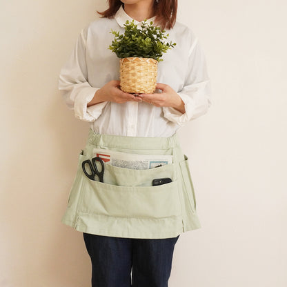 綿100％ マルチユースの脱着簡単 前掛けエプロン｜ナチュラテンポ ショートエプロン（グリーン）着用