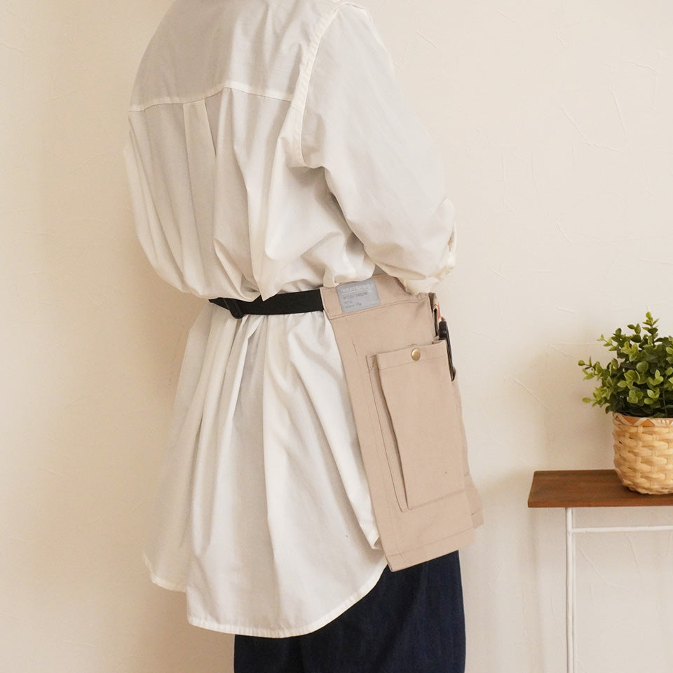 綿100％ マルチユースの脱着簡単 前掛けエプロン｜ナチュラテンポ ショートエプロン（モカ）｜裏