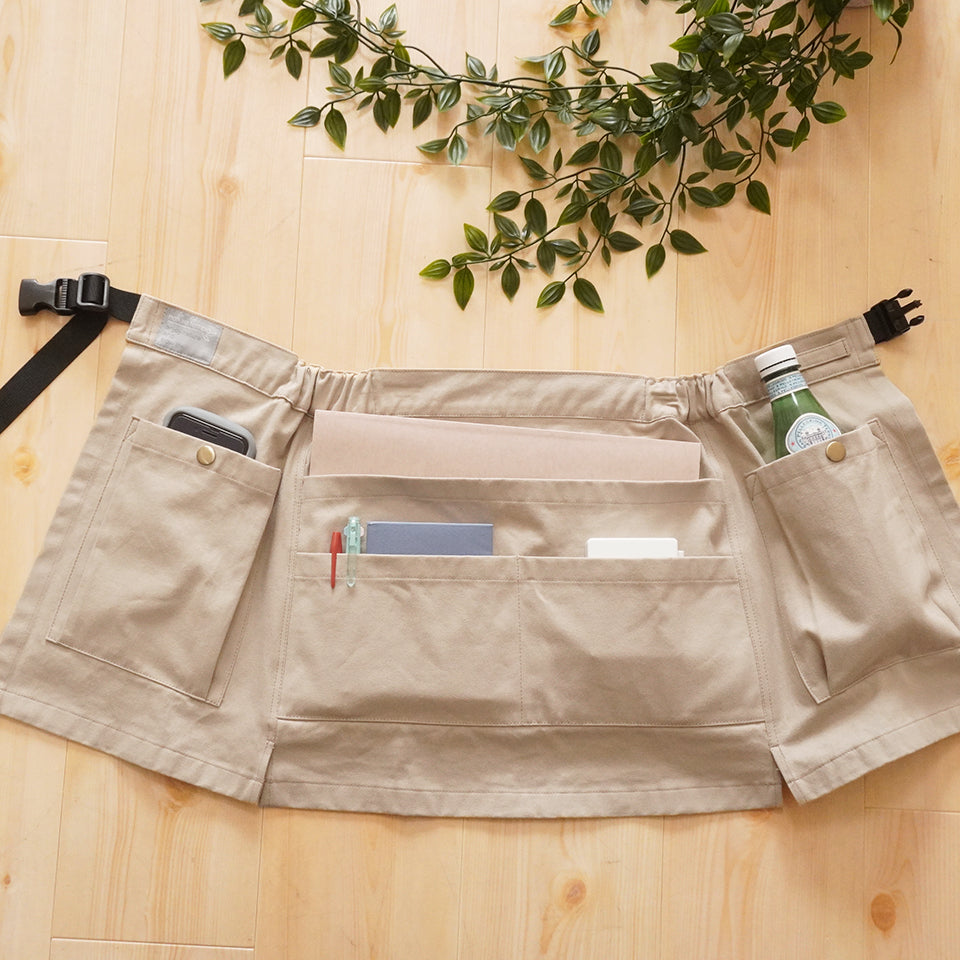 綿100％ マルチユースの脱着簡単 前掛けエプロン｜ナチュラテンポ ショートエプロン（モカ）すっぽりたくさん入る使用例