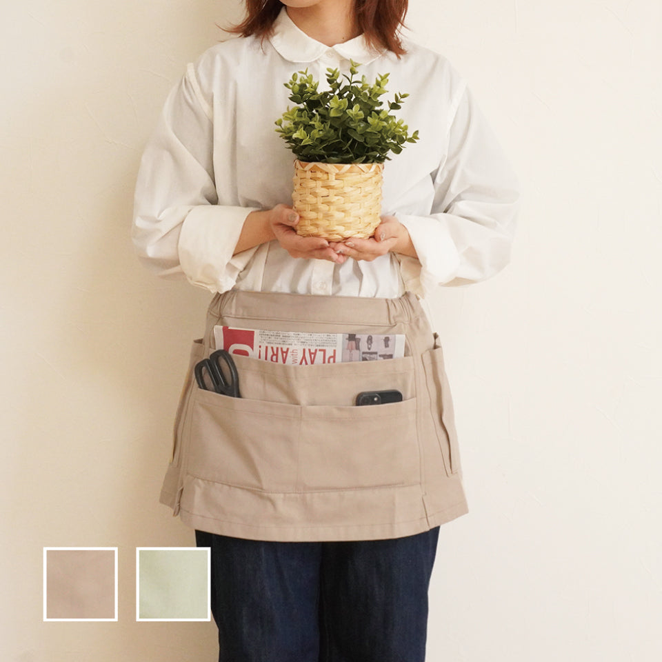 綿100％ マルチユースの脱着簡単 前掛けエプロン｜ナチュラテンポ ショートエプロン（モカ）着用