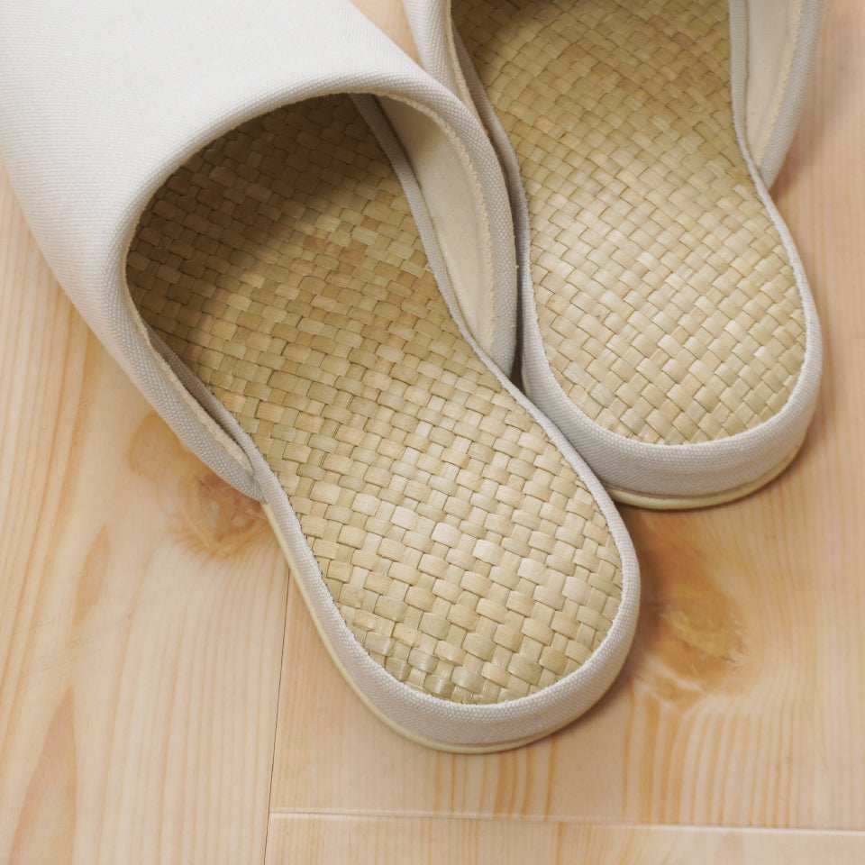 中材はヤシ素材を使用した履き心地のよいスリッパ