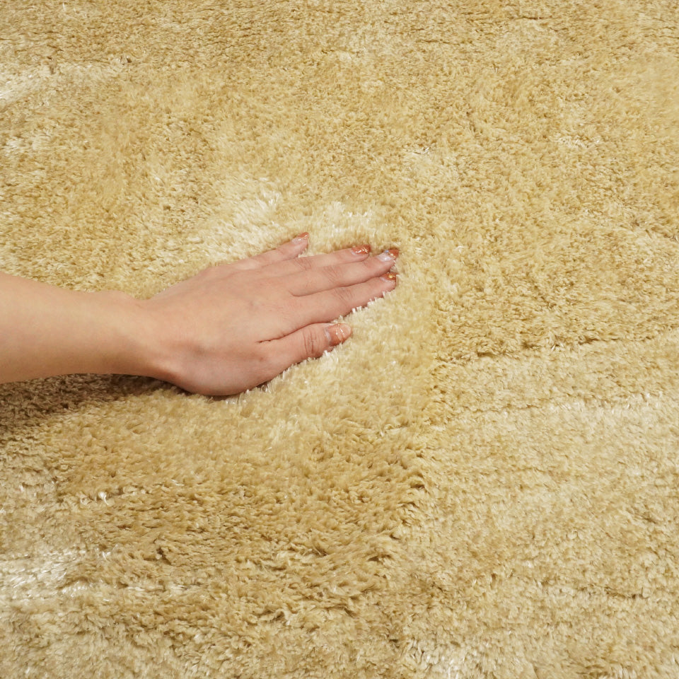 ボリュームのある毛足長めのふわふわシャギーラグ