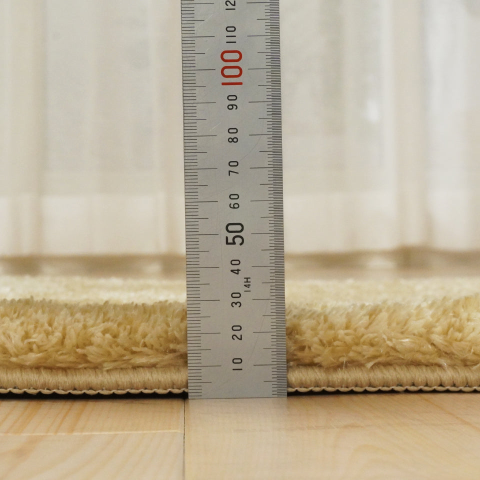 ボリュームたっぷり 厚さは3cm弱 底つき感のないラグ