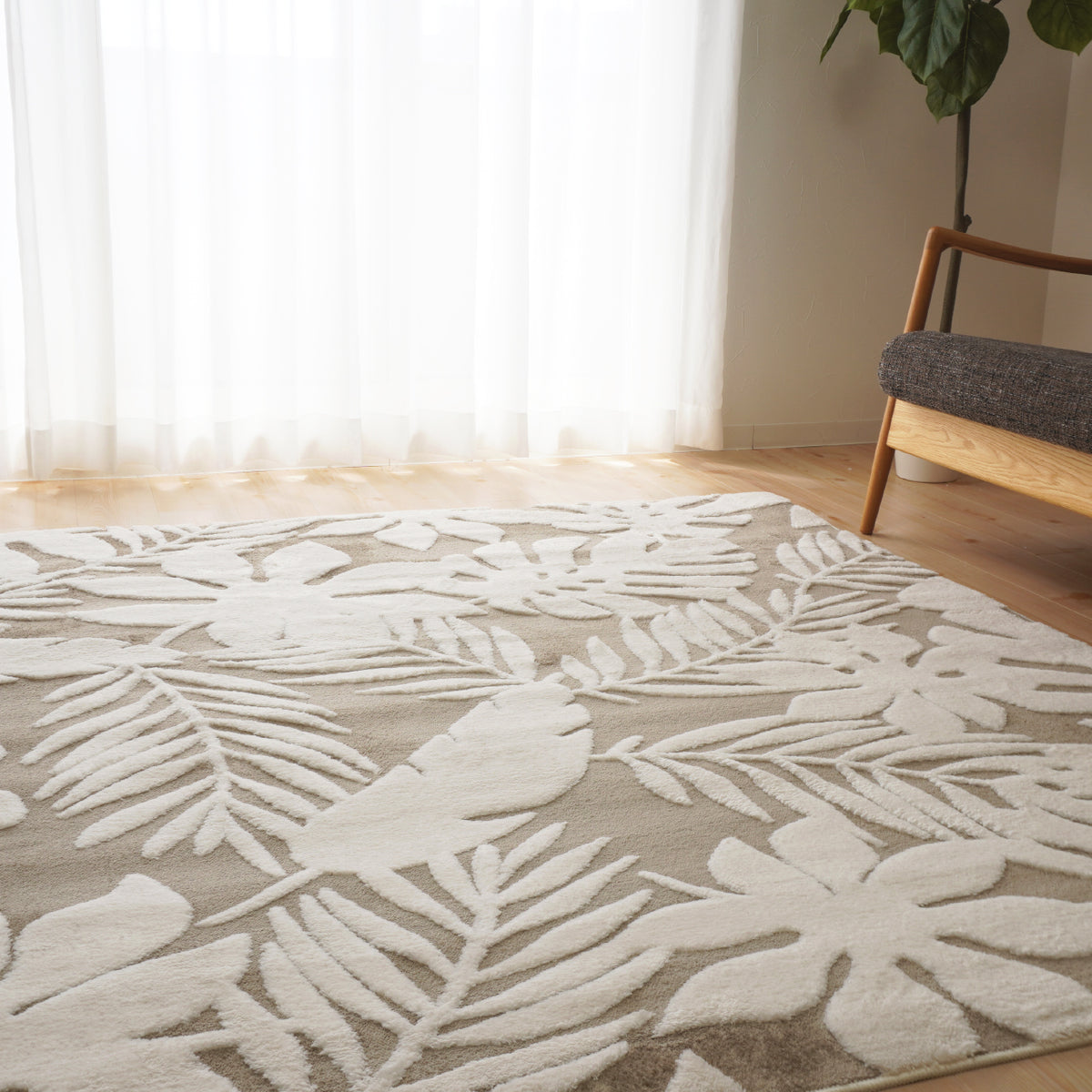 マイクロファイバーふんわりタッチ オールシーズン使える大判リーフ柄ラグマット ベージュ