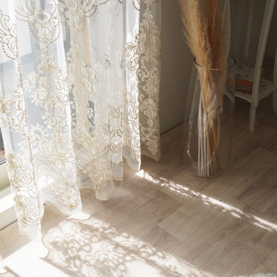 ゴールド刺の曲線的なエレガンス総刺繍レース 光に当たる陰影