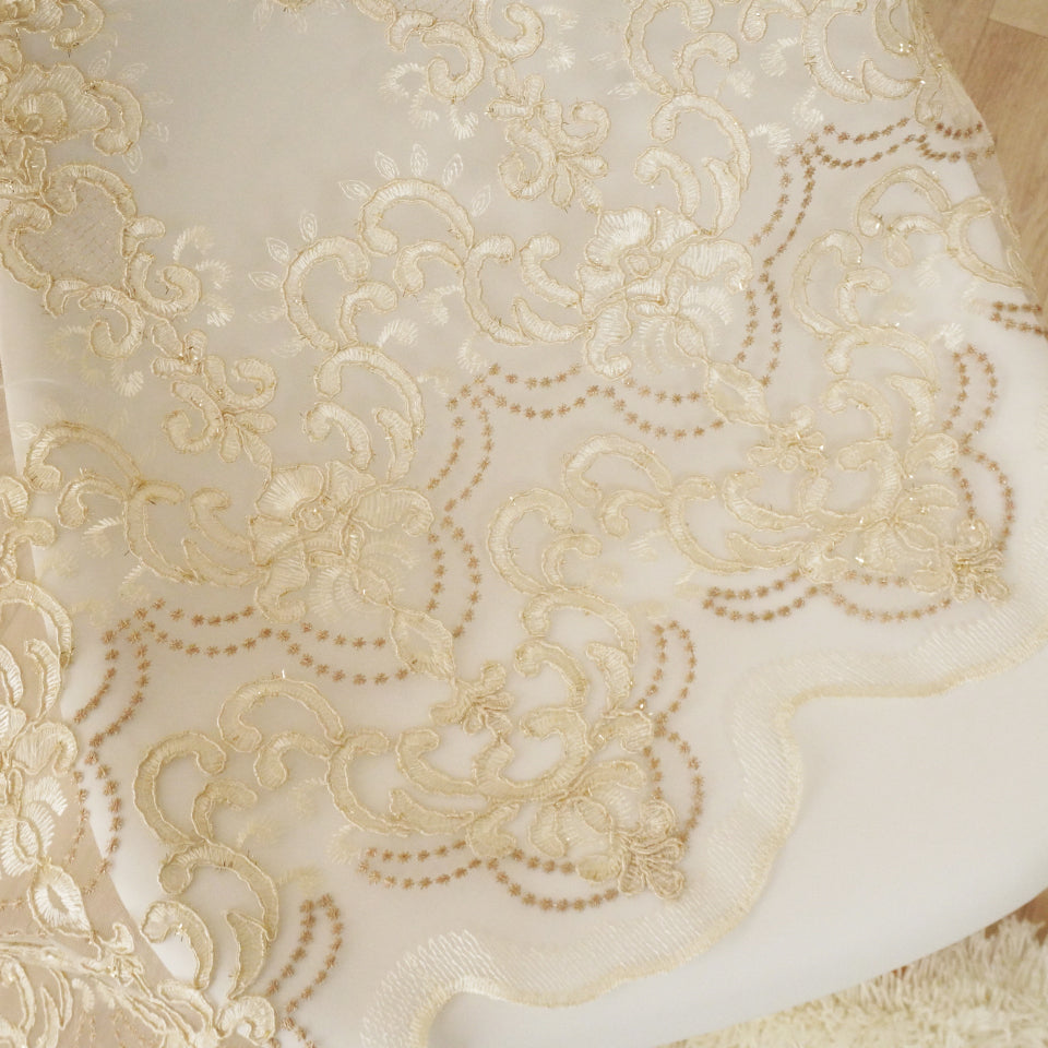 ゴールド刺の曲線的なエレガンス総刺繍レース 裾スカラップ刺繍