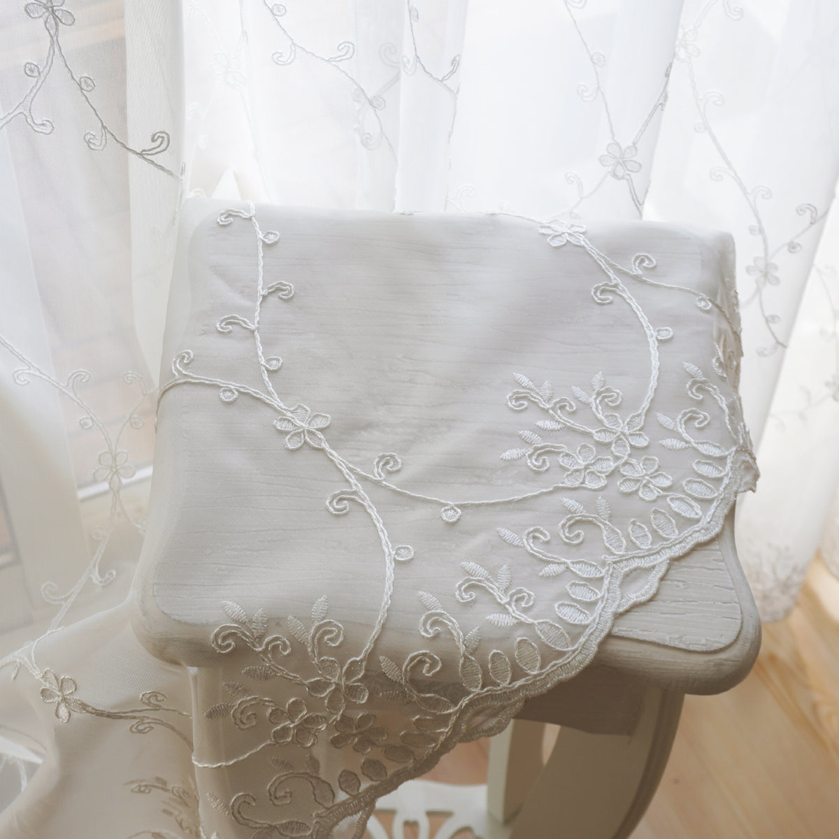 上品な総刺繍 エレガンステイストの花柄裾スカラップレースカーテン 