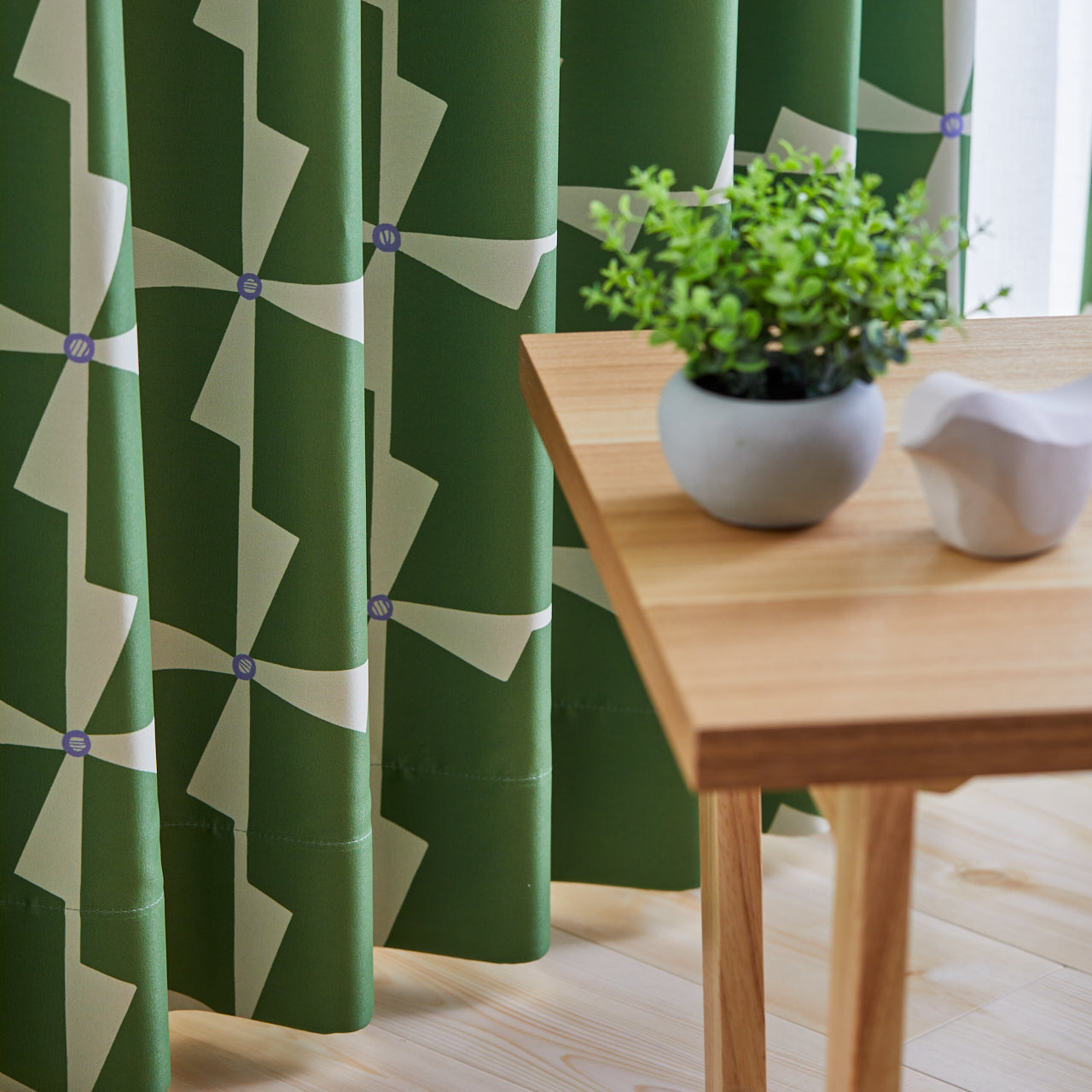 グリーン基調の幾何学的北欧カーテン 形状安定加工で綺麗なドレープ