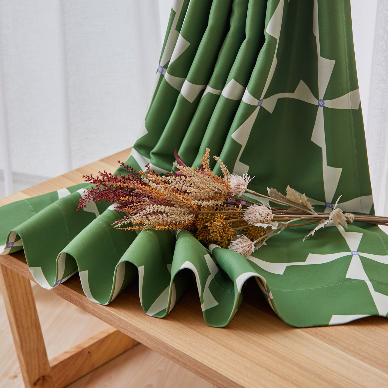 グリーン基調の幾何学的北欧カーテン 遮光・防炎のプリントカーテン