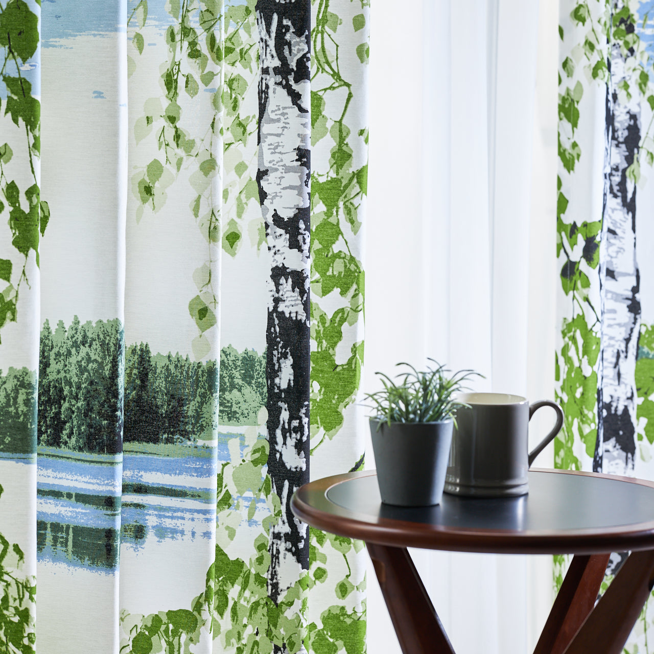 白樺の樹木と湖畔の風景を切り取った絵画のようなカーテン 北欧ナチュラル