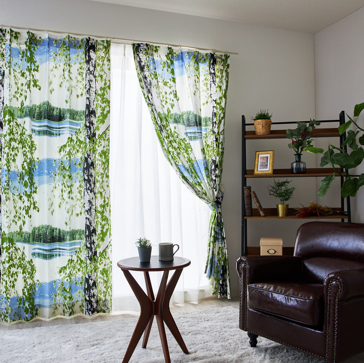 白樺の樹木と湖畔の風景を切り取った絵画のようなカーテン シックインテリア