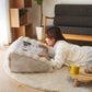 あったかいファー素材のもこもこ背もたれリラックスクッションでくつろぐ