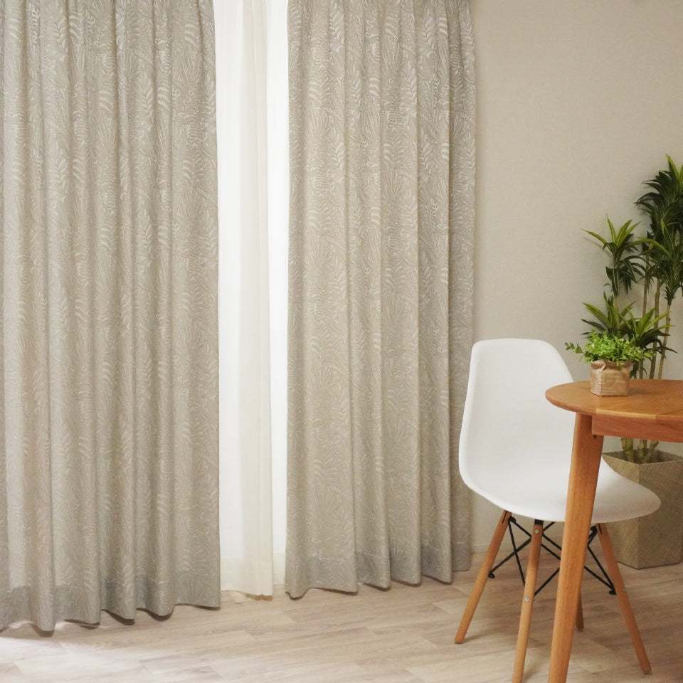 光沢が奏でる上質なリラックス空間 ボタニカル柄ジャガードカーテン アイボリー