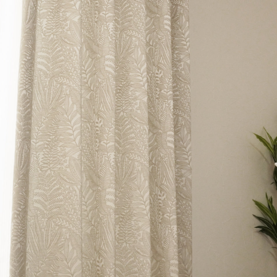 光沢が奏でる上質なリラックス空間 ボタニカル柄ジャガードカーテン 角度で見え方の変わるジャガード織