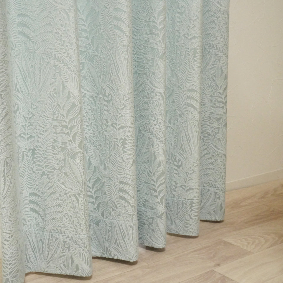 光沢が奏でる上質なリラックス空間 ボタニカル柄ジャガードカーテン 形状安定加工の綺麗なプリーツ