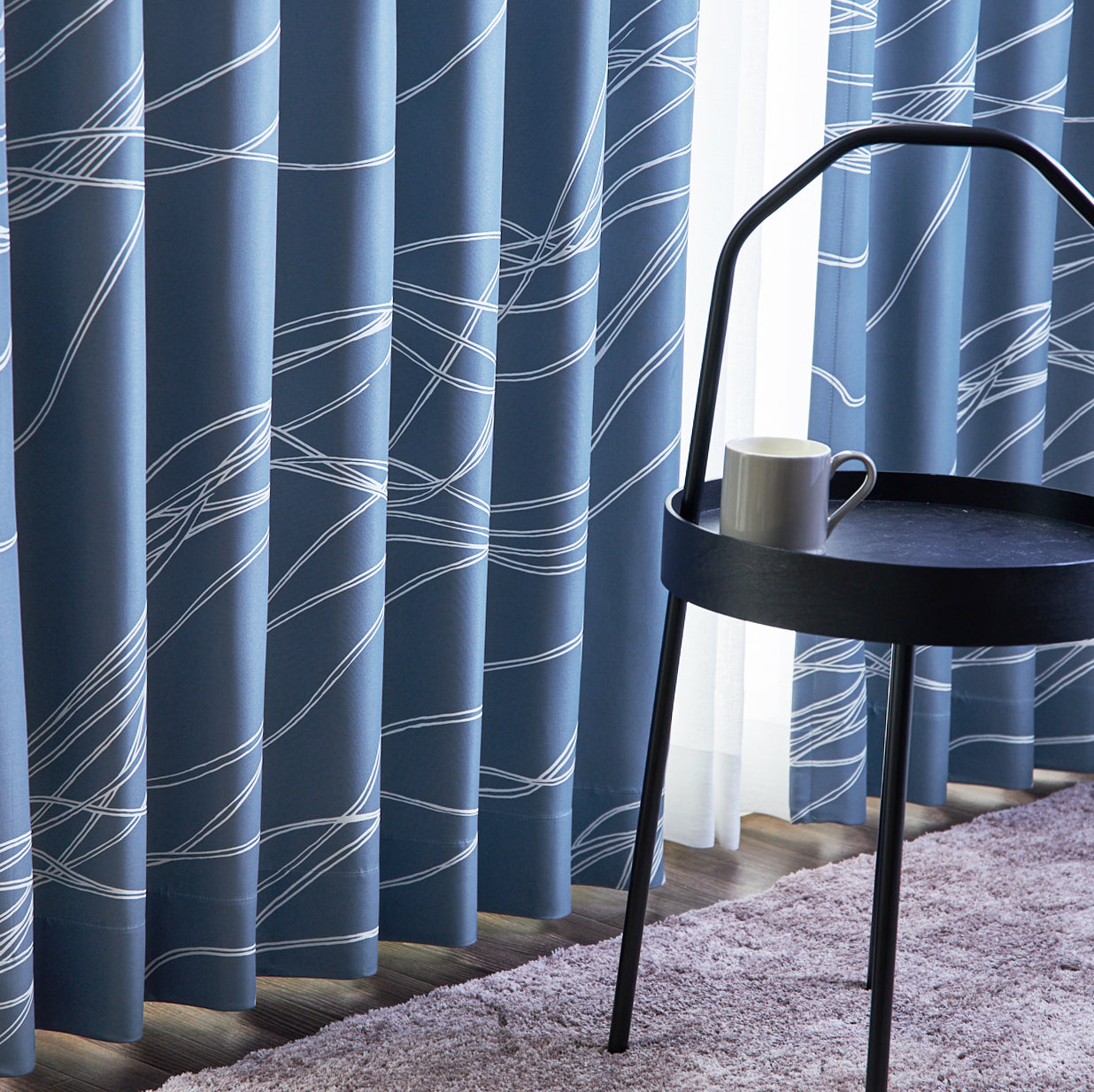 繊細なラインの洗練された印象の北欧モダンカーテン 形状安定加工で綺麗なドレープ