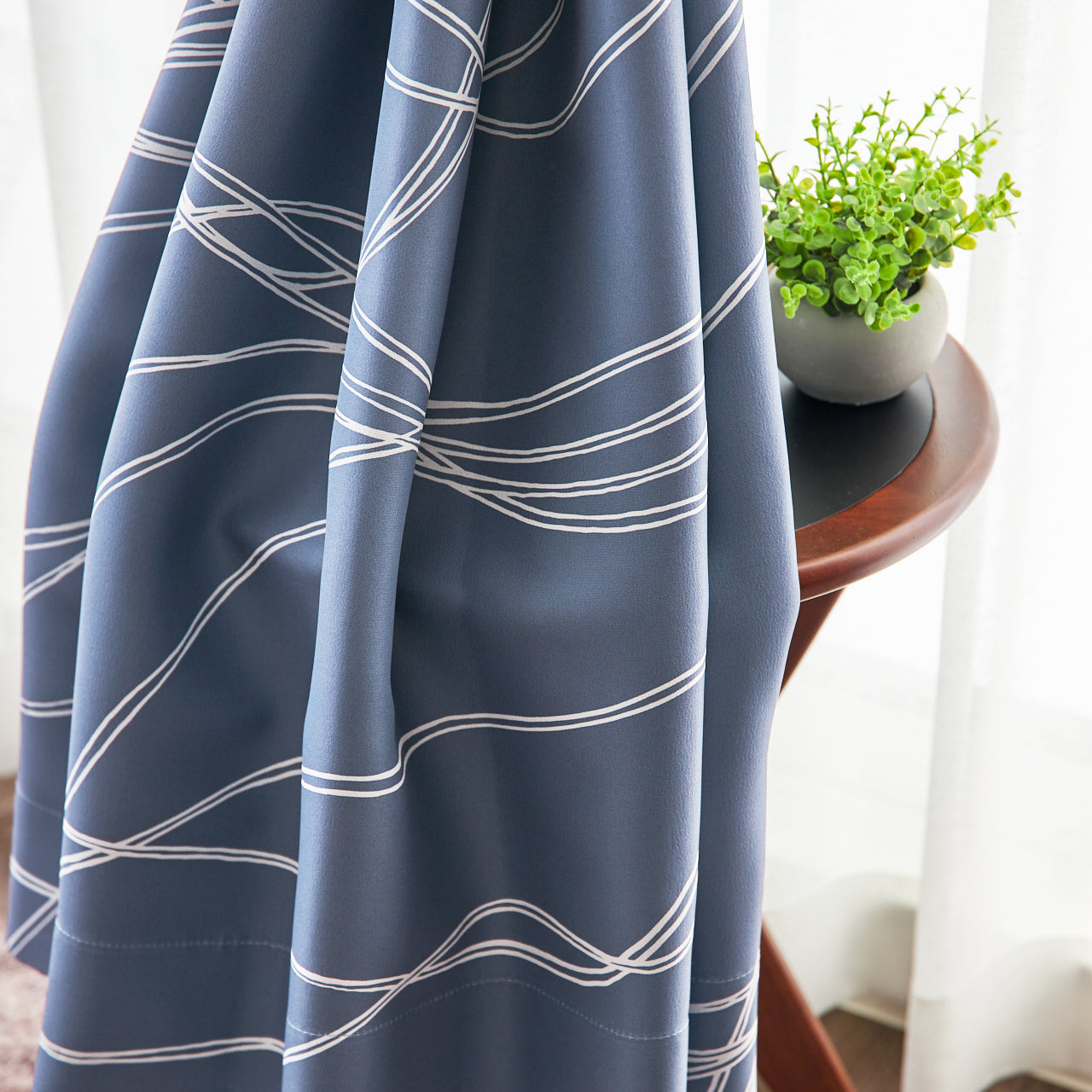 繊細なラインの洗練された印象の北欧モダンカーテン プリントカーテン