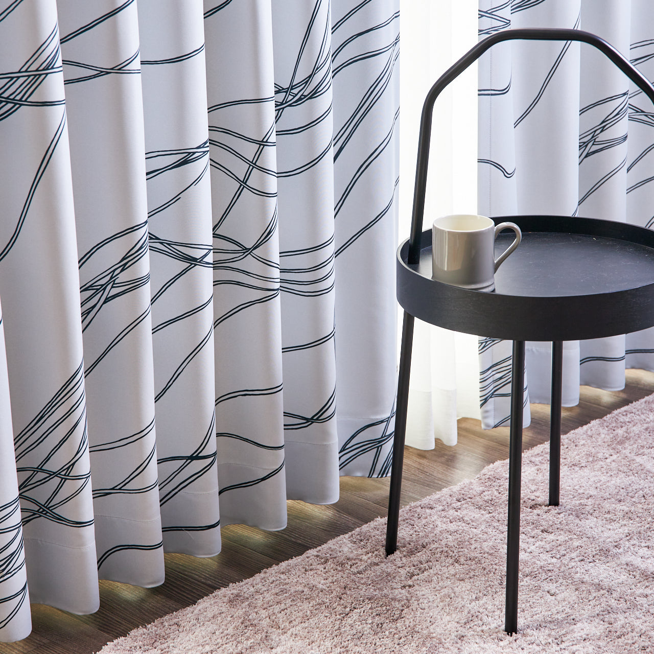 流れるような曲線のモダンデザインが特徴のカーテン 形状安定加工で綺麗なドレープ