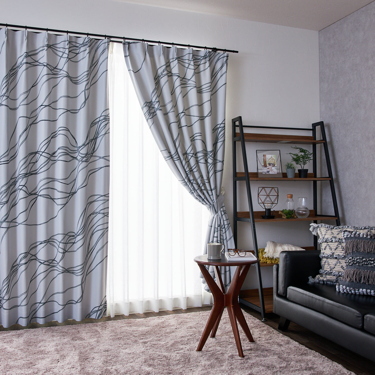 流れるような曲線のモダンデザインが特徴のカーテン モノトーンのモダンテイスト