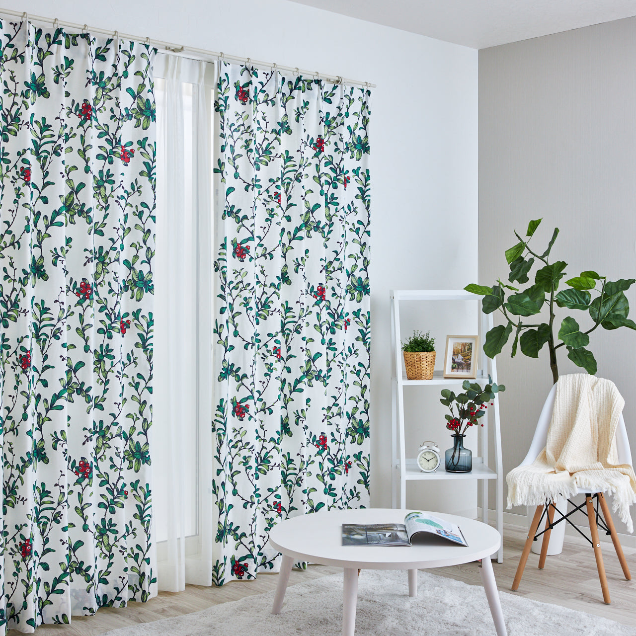 鮮やかなグリーンの草木と赤い実のコントラストが映える、北欧カーテン ナチュラルテイスト