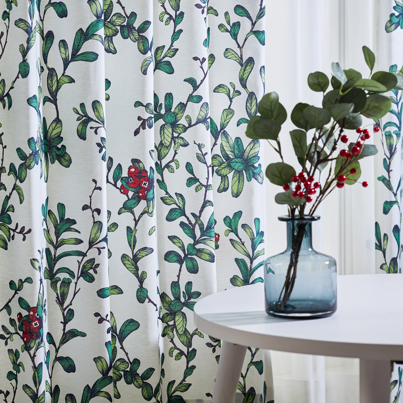 鮮やかなグリーンの草木と赤い実のコントラストが映える、北欧カーテン ホワイトインテリア