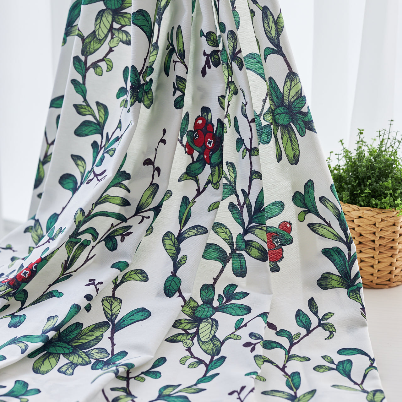 鮮やかなグリーンの草木と赤い実のコントラストが映える、北欧カーテン 綿のやさしい風合い