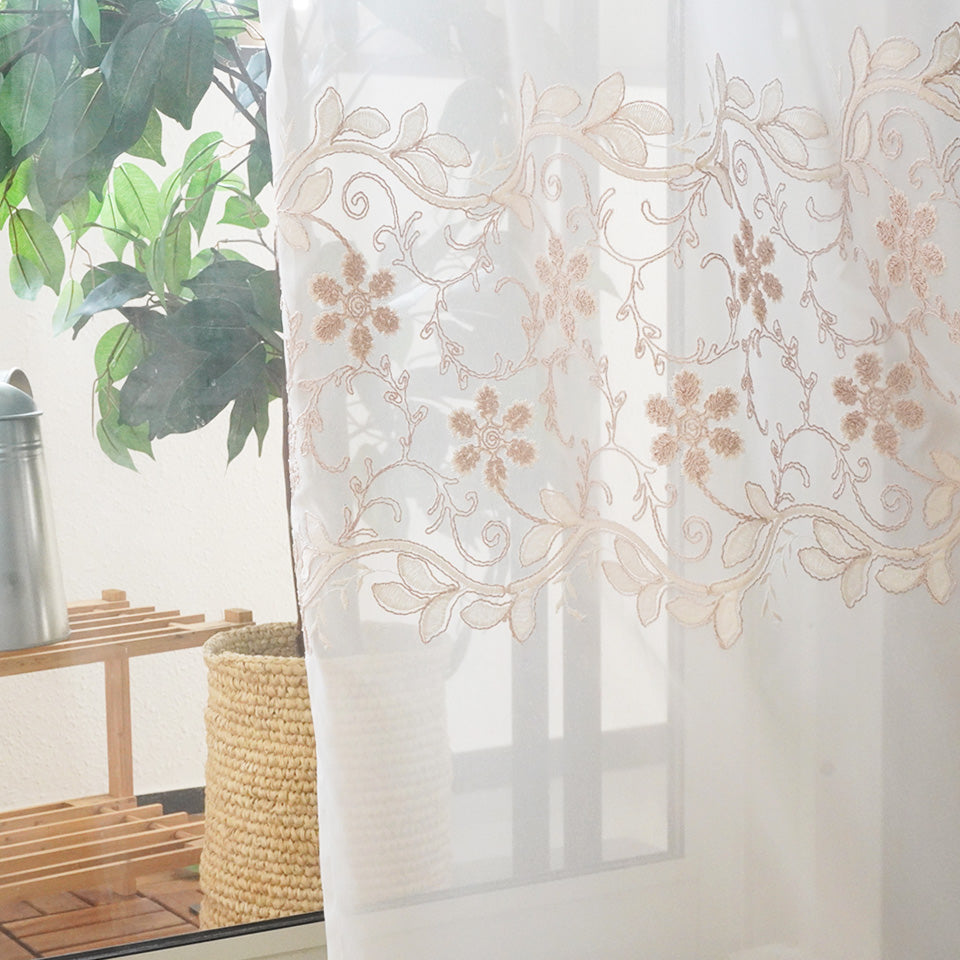ピンクの花柄刺繍レースカーテン　透け感