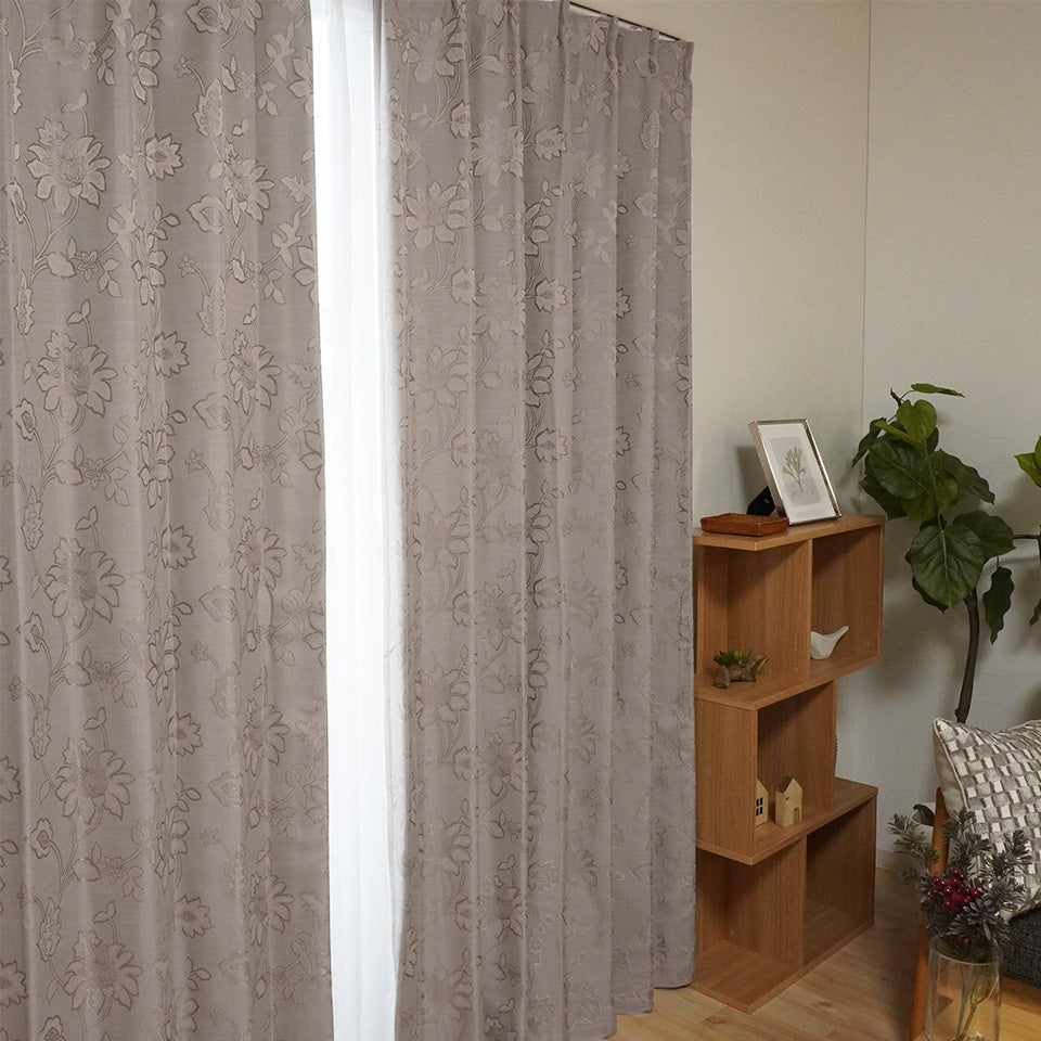1級遮光の花柄ジャガード裏地付きカーテン　ベージュの全体