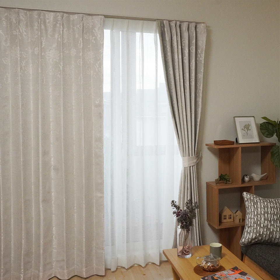 1級遮光の花柄ジャガード裏地付きカーテン　アイボリーのタッセルで束ねた