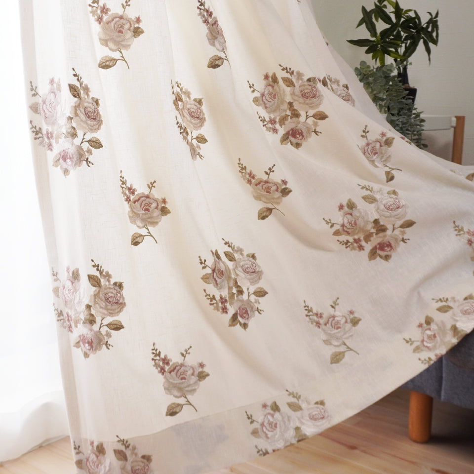 ブーケのよな刺繍をあしらったインド産カーテン