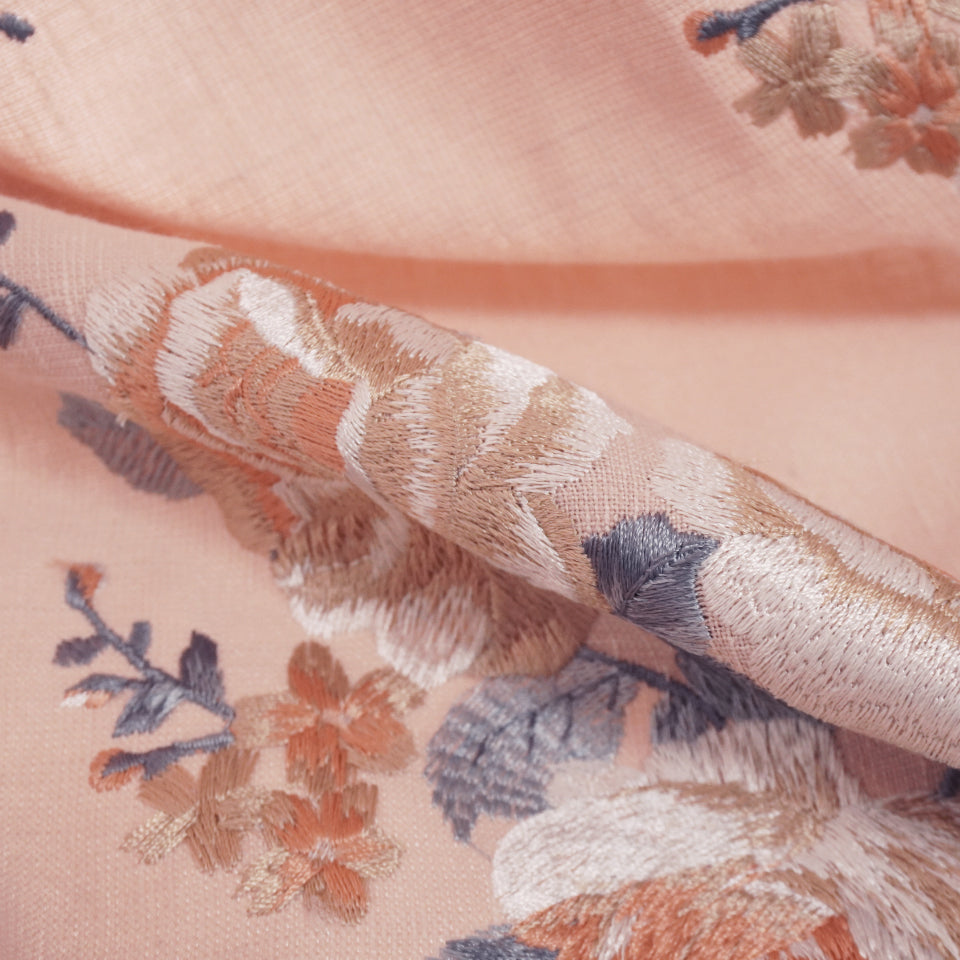 刺繍をあしらったナチュラルな風合い