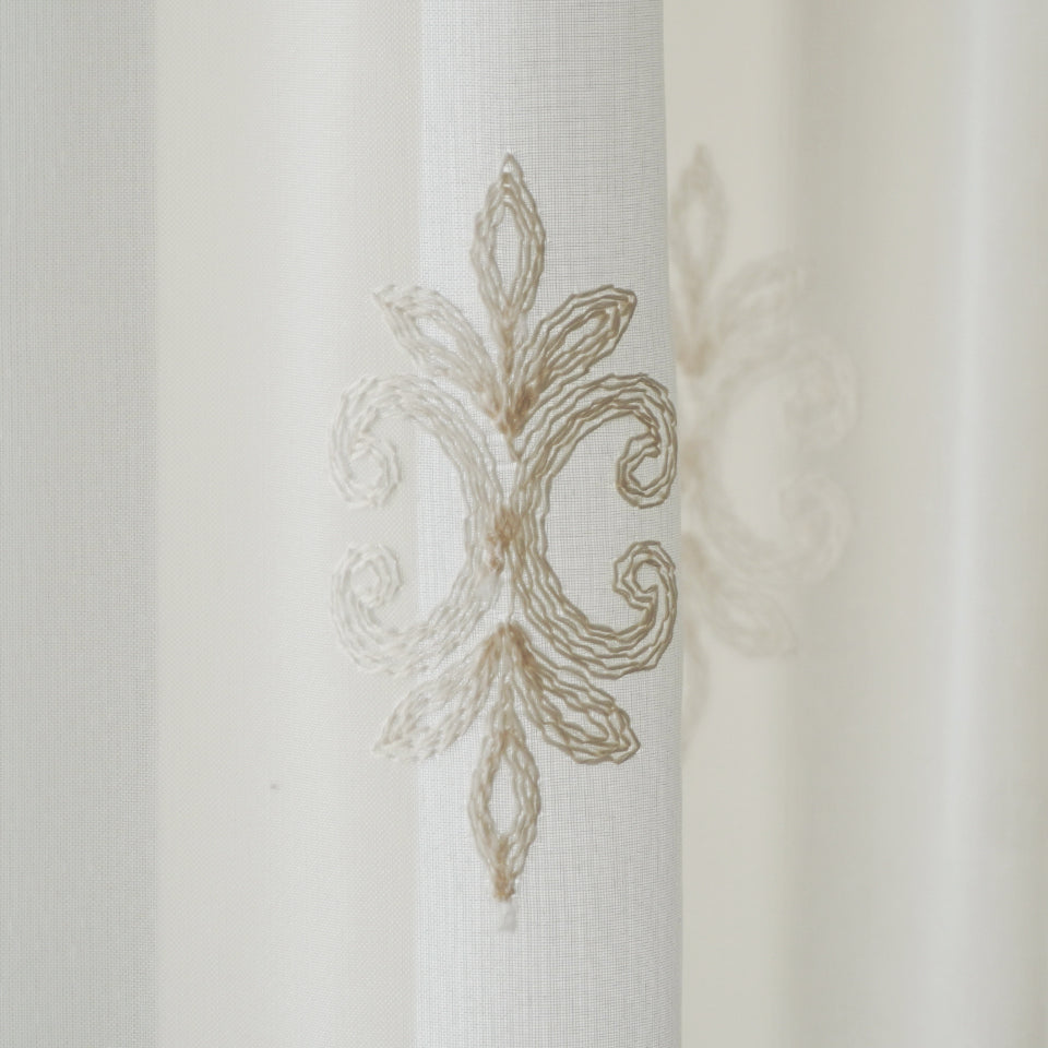 裾に広がるエレガンスな刺繍のレースカーテン コード刺繍